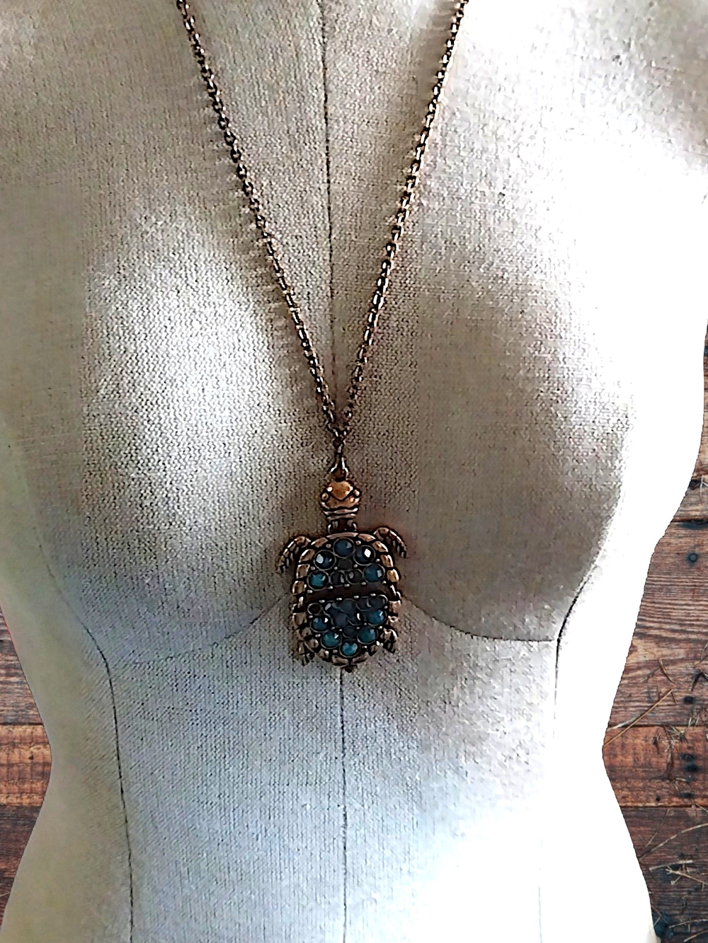 Vintage-Inspired Turtle Pendant Necklace - Blue Stones
